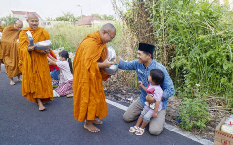 10 - waisak - pindapata lintas agama