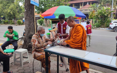 18 - berbagi makanan gratis setiap hari minggu